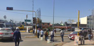 Supervisores bloquean crucero del IEEPO