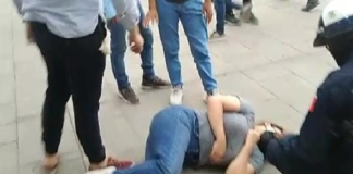 Integrantes de Sol Rojo agreden a mujer durante marcha