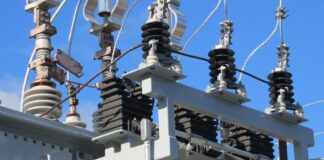 AMLO no realizará cambios a Reforma Eléctrica tras reunión con Kerry