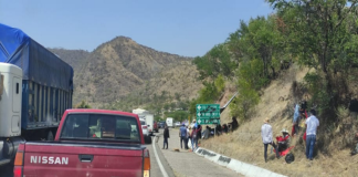 Por segundo día, pobladores bloquean desviación a Tezoatlán