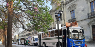 Normalistas retienen urbanos en la ciudad de Oaxaca