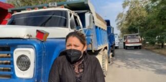 Trasportistas protestan contra empresa; exigen pagos