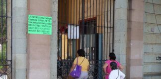 A puerta cerrada, cantan las mañanitas en panteones de Oaxaca