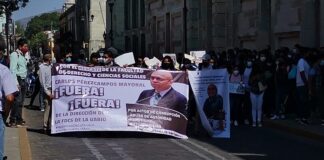 Exigen salida de director de Derecho de la UABJO por actos de corrupción