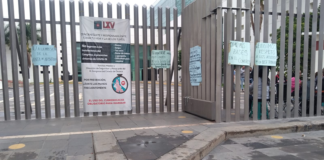 Empleados de base protestan en Congreso Local