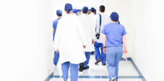 Médicos en México protestan contra contratación de personal de salud cubano