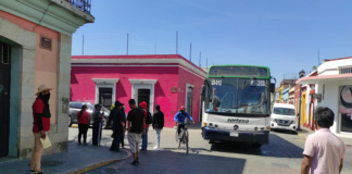 Transportistas bloquean calles para exigir obras