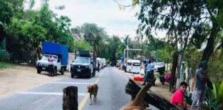 Pobladores bloquean la carretera Pinotepa-Puerto Escondido