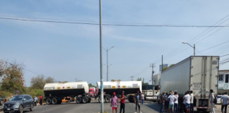 Cumple 5 días de bloqueo en la carretera Tehuantepec-Salina Cruz