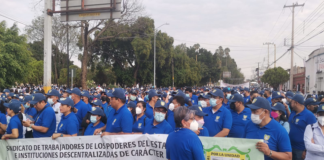 Marchan trabajadores del gobierno del estado