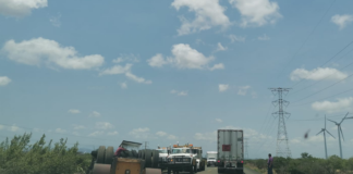 Vuelca tráiler en la ventosa, solo daños materiales