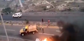 Vuelca camioneta y se incendia en Zaachila