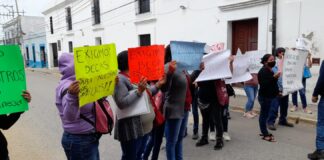 Padres de familia protestan en oficinas de Bienestar; exigen becas