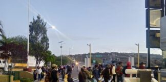 Pobladores de la Mixteca toman la caseta de Huitzo; piden dinero