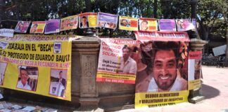 Marchan feministas en la Fuente de 8 Regiones