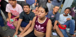 Migrantes varados en NL se cosen los labios como protesta