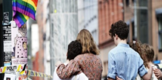 Ven acto terrorista en tiroteo cerca de bar gay en Oslo