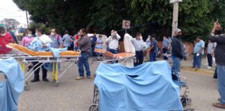 Empleados del Hospital Civil bloquean calles, exhiben mal estado de camillas