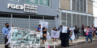 Protestan pobladores a dos años de la masacre en Huazantlán