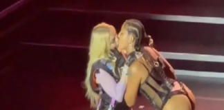 Madonna y Tokischa se dan apasionado beso en pleno concierto