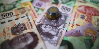 Peso mexicano retrocede ante el dólar tras seis sesiones de ganancias