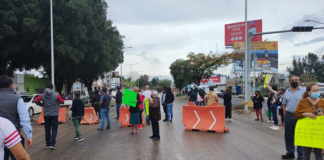 Vecinos de Candiani sitian Símbolos Patrios, exigen obras