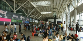 Reembolsaran boletos de autobús a migrantes varados en Monterrey