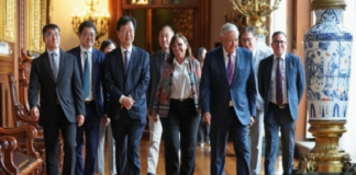 AMLO recibe a comitiva de Samsung; han cumplido compromisos en refinería Olmeca, destaca