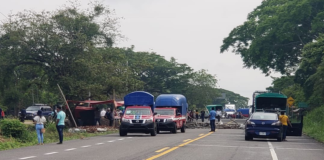 Pobladores de Mazatlán mantienen bloqueo en el Istmo