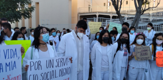Marchan médicos pasantes para exigir condiciones de seguridad