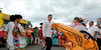 Alegría y folclore se desbordan por las calles de Oaxaca