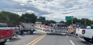 Con bloqueo, 16 ediles de Oaxaca exigen entrega de recursos
