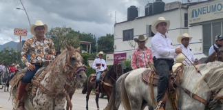 Realizan cabalgata por mes de la Guelaguetza en Oaxaca