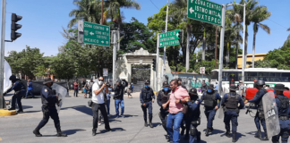 Desalojan a manifestantes en crucero de Fonapas, detienen a su líder