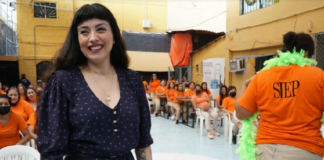 Mon Laferte visita a mujeres en CERESO de Sonora