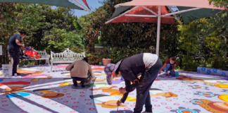 Luce mural alusivo a la Guelaguetza en el parque Del Agua Centenario