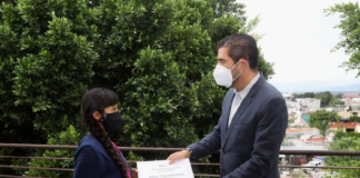 Entrega el IEEPO reconocimiento a ganadora del Concurso de Oratoria