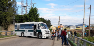 Con bloqueo, vecinos de Santa Lucía reclaman drenaje