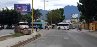 STEUABJO bloquea Av. Universidad para exigir pagos