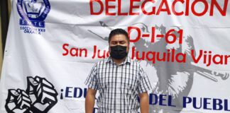 Protestan padres de familia para exigir profesores en San Juan Juquila Mixes