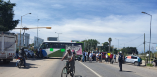 Autoridades de la Mixteca cierra crucero del Aeropuerto, exigen atención de Murat
