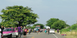 Con bloqueo, pobladores de Juchitán piden rehabilitación de drenaje