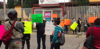 Padres de familia exigen clases presenciales en la Escuela España