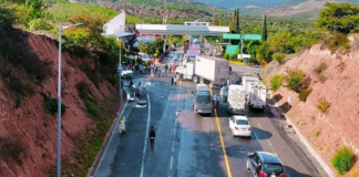 Con toma de caseta, exigen retiro de avionetas rompelluvias en la región chocholteca