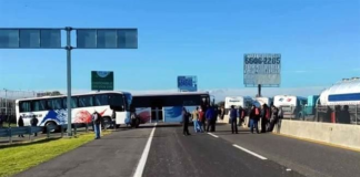 Bloquean transportistas vía México-Pachuca por extorsiones
