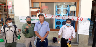 Ambientalistas clausuran simbólicamente un OXXO en la ciudad capital