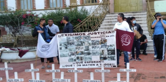 Protestan en la Fiscalía a dos años de la masacre en Huazantlán