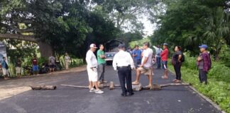 Con bloqueo, pobladores de Manialtepec piden pavimentación