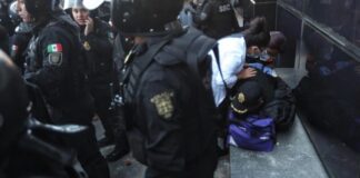 Al menos 13 policías resultaron heridos tras protesta por Ayotzinapa en FGR