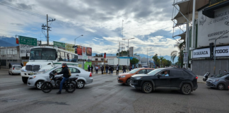 Con bloqueo, pobladores de Amatlán exigen recursos